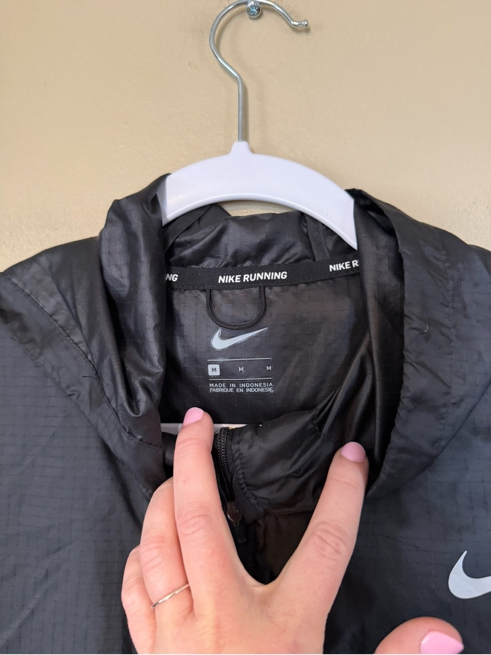 Nike Women's Black Hooded Running Windbreaker Jacket - Picture 3 of 8